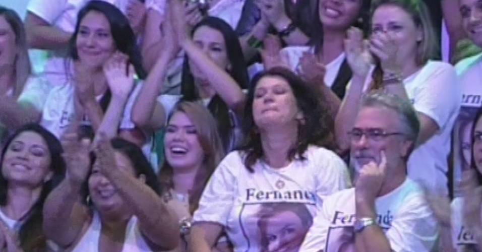 26.mar.2013 - Família de Fernanda, campeã do "BBB13", mostra apoio pela sister na final