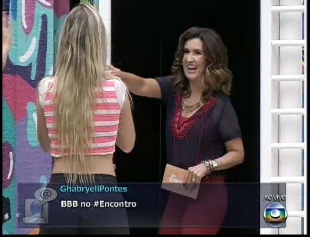 26.mar.2013 - Fátima Bernardes se despede dos finalistas Andressa, Fernanda e Nasser na mansão do "BBB13"