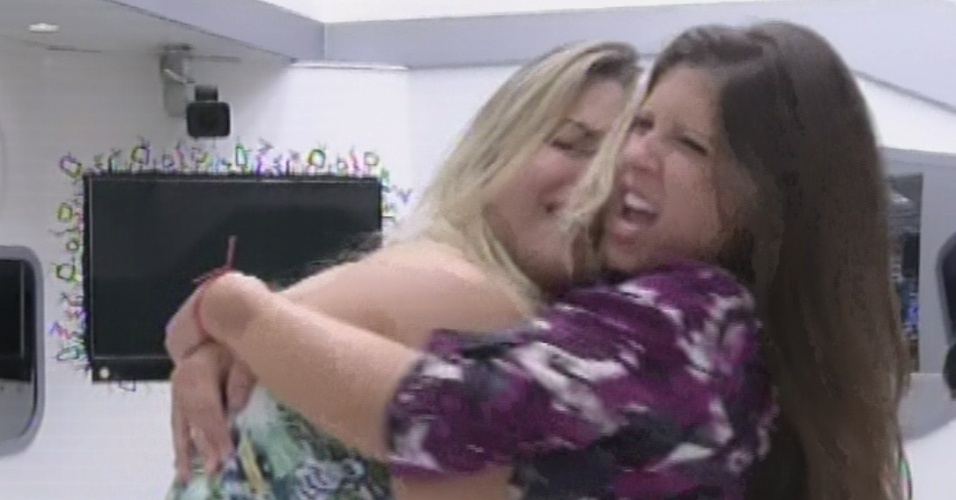 26.mar.2013 - Fernanda e Andressa se abraçam e dançam ao som de 
