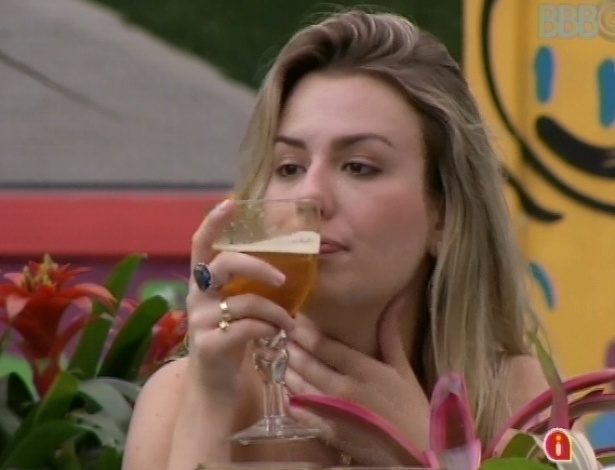26.mar.2013 - Fernanda exagera no vinho e na cerveja e fica bêbada no último almoço do "BBB13"
