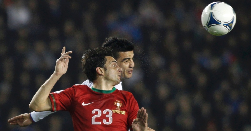 26.mar.2013 - Hélder Postiga (nº 23), de Portugal, disputa bola aérea com Ruslan Abishov, do Azerbaijão, durante jogo das eliminatórias da Copa-14