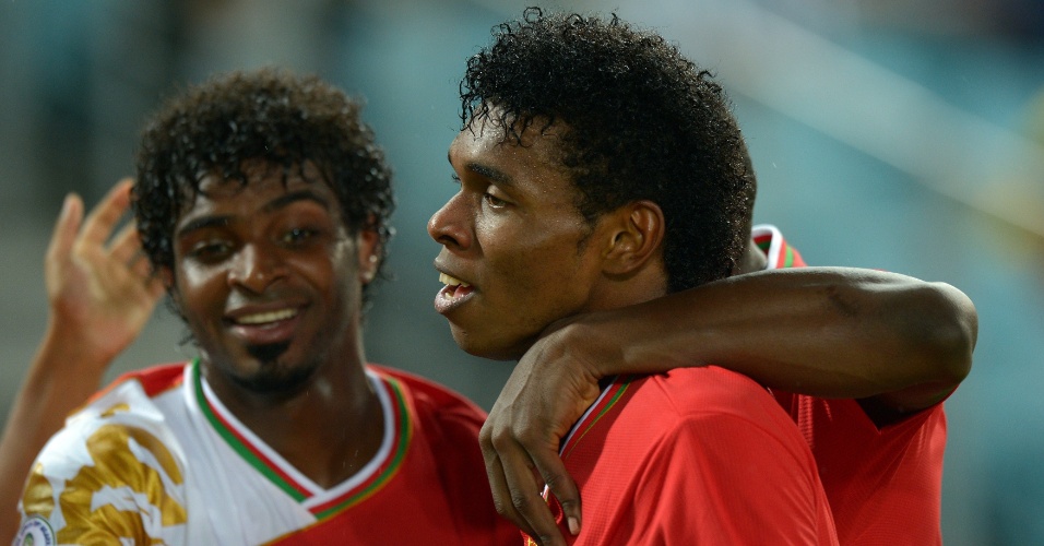 26.mar.2013 - Jogadores da seleção de Omã comemoram um dos gols do empate por 2 a 2 com a Austrália