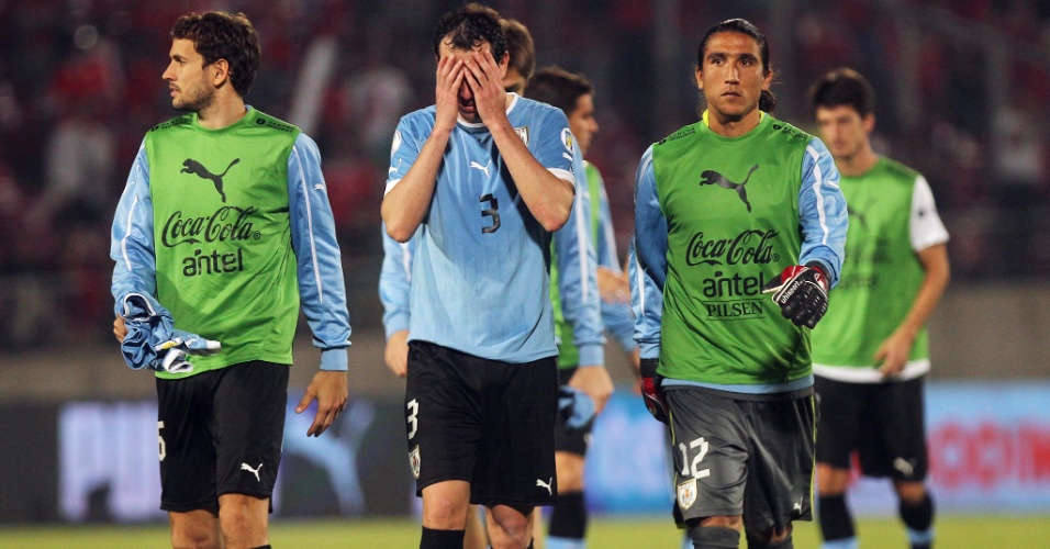 26.mar.2013 - Jogadores do Uruguai saem desolados após a derrota para o Chile que complicou a situação nas eliminatórias