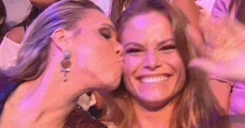 26.mar.2013 - Marien dá beijo no rosto de Natália