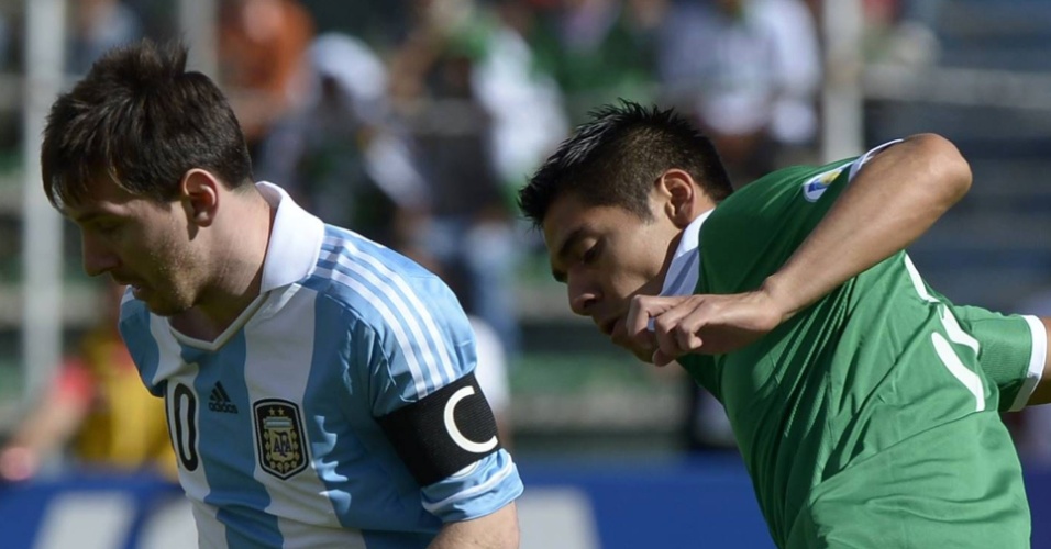 26.mar.2013 - Messi é pressionado pelo marcador durante a partida entre Bolívia e Argentina, em La Paz