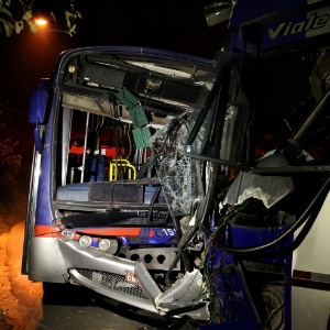 Ônibus ficam danificados após acidente ocorrido na estrada João Rodrigues de Moraes, em Itapecerica da Serra (SP) - Alex Falcão/Futura Press