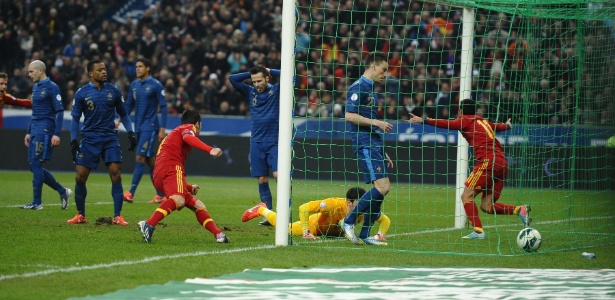 Atacante Pedro comemora o gol chorado da Espanha na partida contra a França, em Paris
