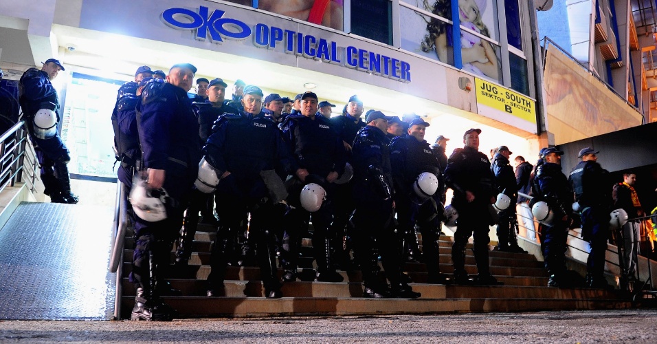 26.mar.2013 - Policiais controlam a chegada de torcedores de Montenegro e Inglaterra antes da partida decisiva pelas eliminatórias europeias