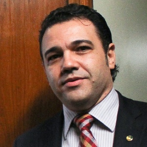 Presidente da Comissão de Direitos Humanos da Câmara dos Deputados, o deputado e pastor Marco Feliciano chega ao seu gabinete apos reunião do PSC. A legenda disse que Feliciano é "ficha limpa" e decidiu mantê-lo como presidente da Comissão - Andre Borges/FolhaPress