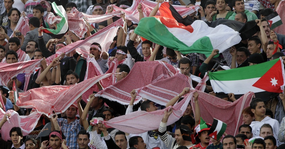26.mar.2013 - Torcedores da Jordânia vibram durante a partida contra o Japão pela Eliminatória da Ásia para a Copa do Mundo de 2014