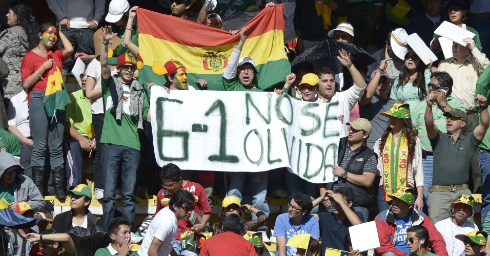 26.mar.2013 - Torcedores da seleção da Bolívia lembram a goleada por 6 a 1 sobre a Argentina na Eliminatória para a Copa do Mundo de 2010