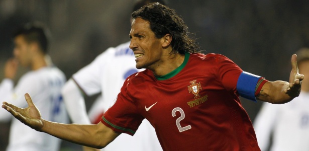 Zagueiro Bruno Alves, de Portugal, comemora gol na vitória por 2 a 0 sobre o Azerbaijão