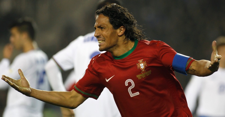 26.mar.2013 - Zagueiro Bruno Alves, de Portugal, comemora gol na vitória por 2 a 0 sobre o Azerbaijão, pelas eliminatórias da Copa-14
