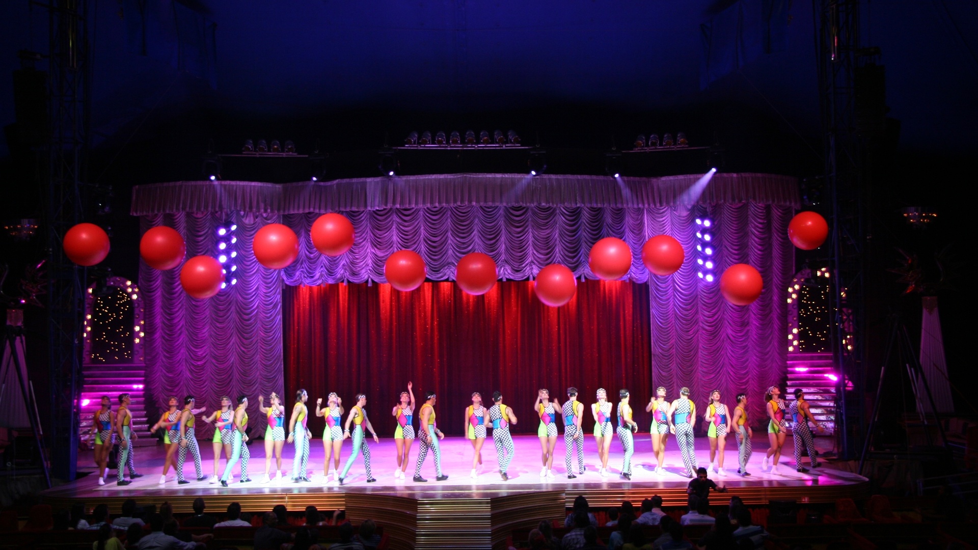 Cena do espetáculo "AbraKdabra", do Circo Tihany, em cartaz em São Paulo desde novembro de 2012, sem data de término definida - Divulgação