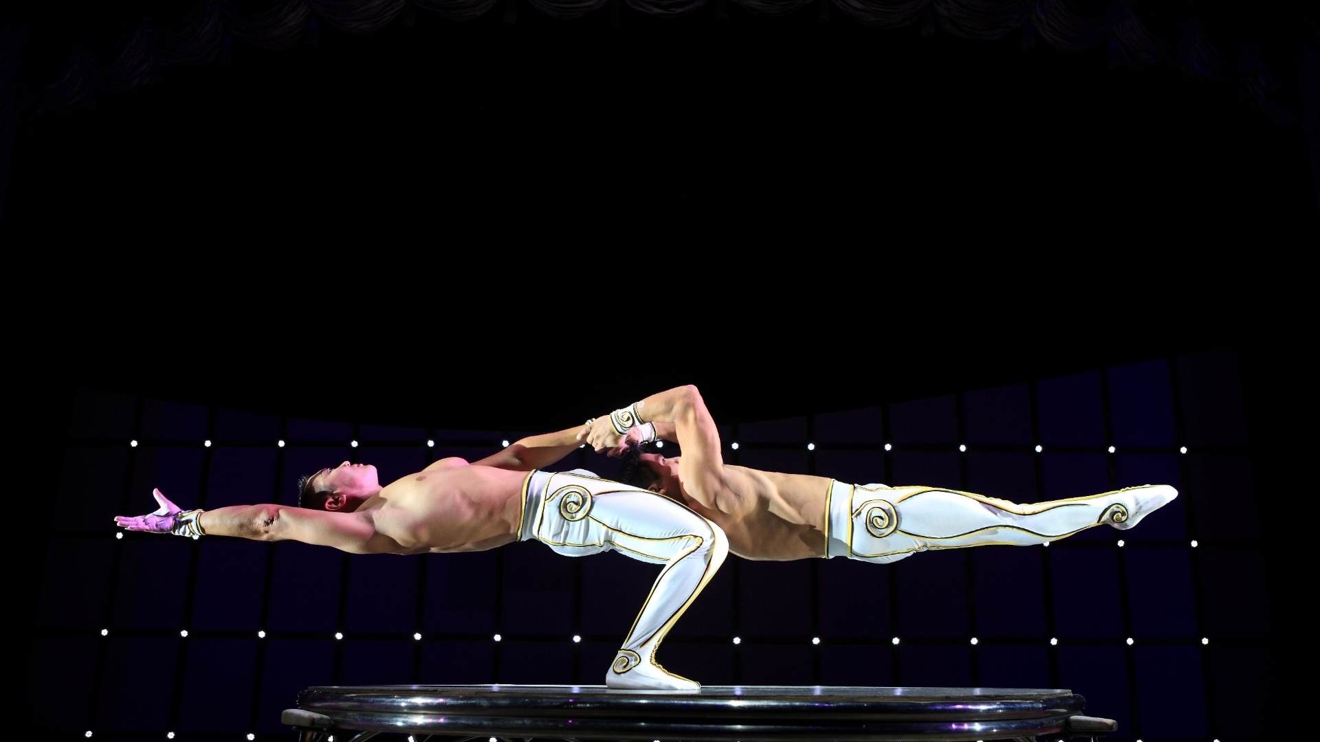 Cena do espetáculo "AbraKdabra", do Circo Tihany, em cartaz em São Paulo desde novembro de 2012, sem data de término definida - Divulgação