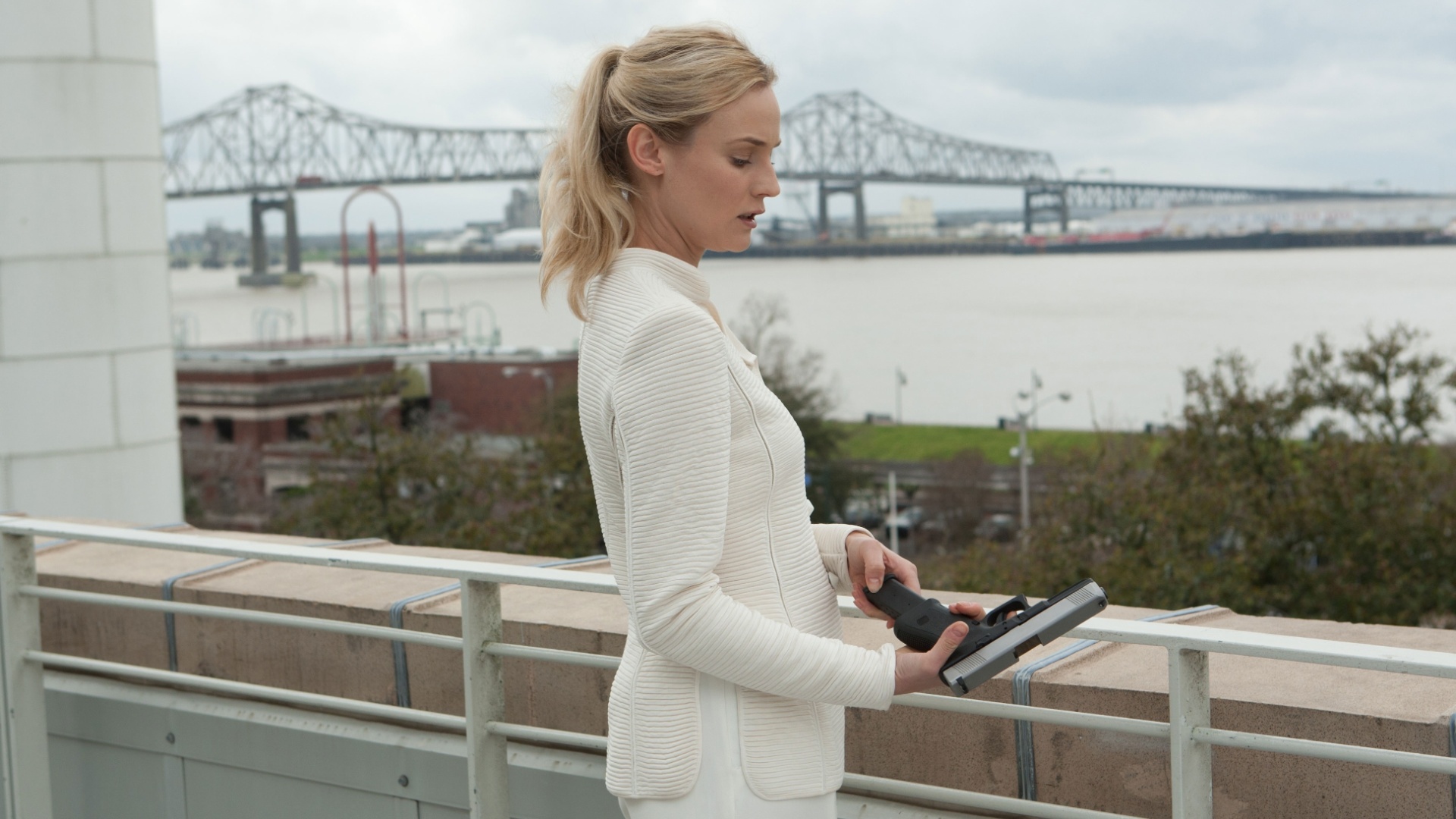 Cena do filme "A Hospedeira", de Andrew Niccol. Saoirse Ronan e William Hurt estrelam o longa que mostra o planeta sendo habitado por uma espécie alienígena inteligente. Para sobreviver, os seres extraterrestres precisam de um humano como hospedeiro. A ameaça será combatida por uma jovem com capacidade de resistir à invasão - Divulgação / Imagem Filmes