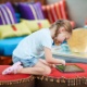 menina usa tablet, criança usando tablet - Thinkstock