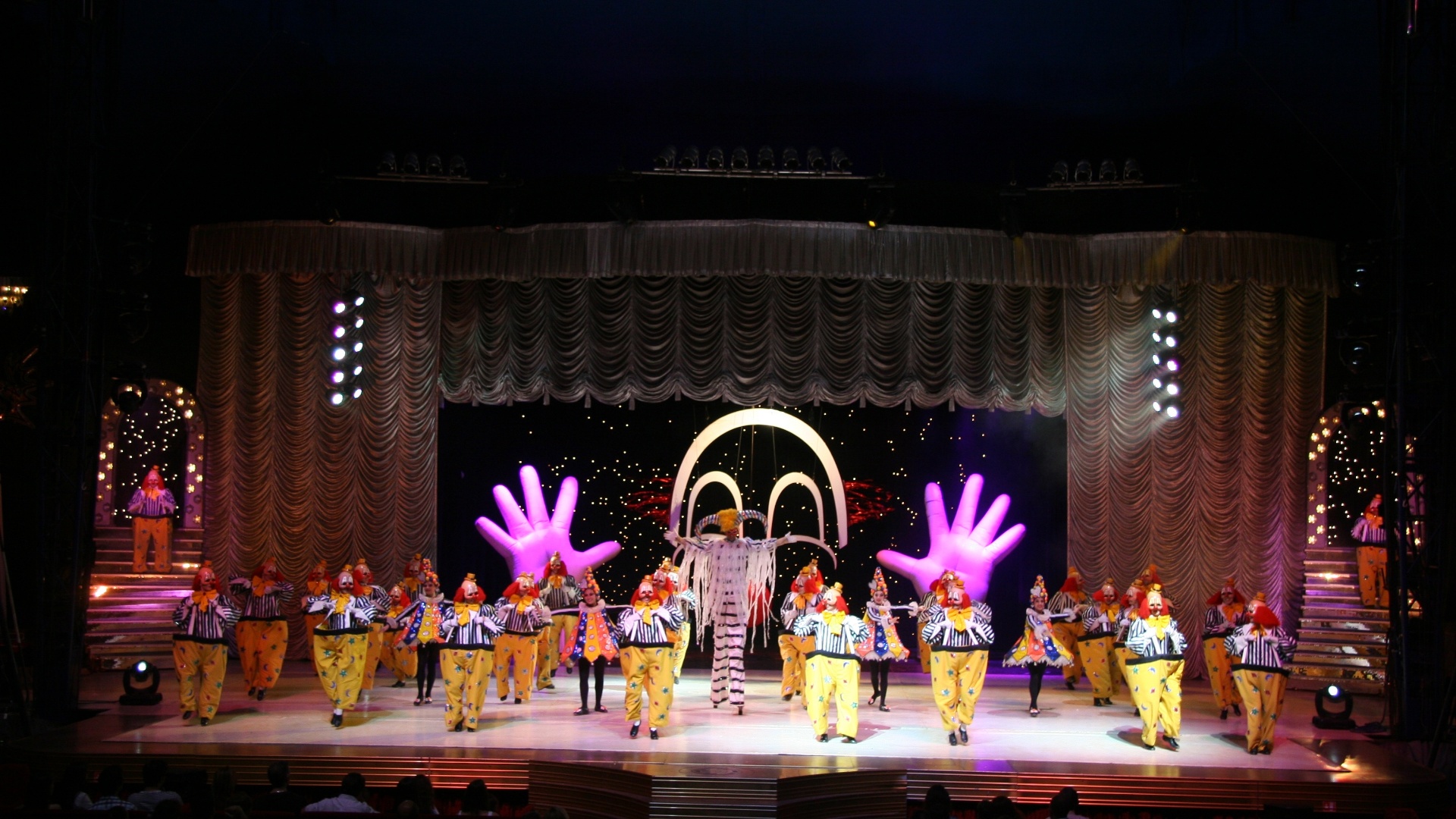 Número de palhaços do espetáculo "AbraKdabra", do Circo Tihany, em cartaz em São Paulo desde novembro de 2012, sem data de término definida - Divulgação