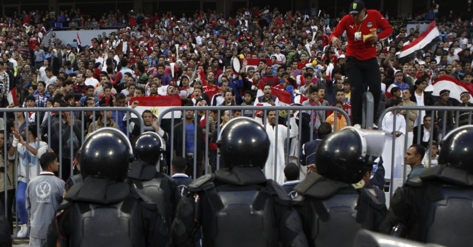 26.mar.2013 - Torcedores do Egito são vigiados de perto por seguranças para a partida da seleção contra Zimbábue