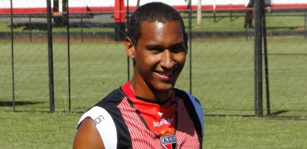 O zagueiro Artur, ex-Atlético-GO, é um dos reforços do Fluminense para o Brasileiro - Site oficial do Atlético-GO