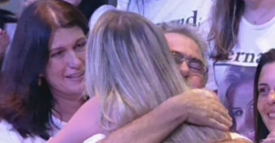 26.mar.2013 - Campeã do "BBB13", Fernanda dá abraço em seus pais após deixar a casa