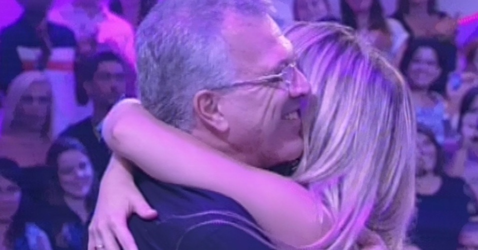 26.mar.2013 - Fernanda dá abraço em Pedro Bial e o chama de 