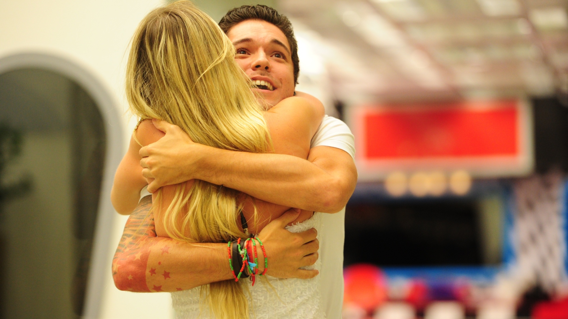 26.mar.2013 - Fernanda e Nasser se abraçam após o anúncio de que Fernanda é campeã do 