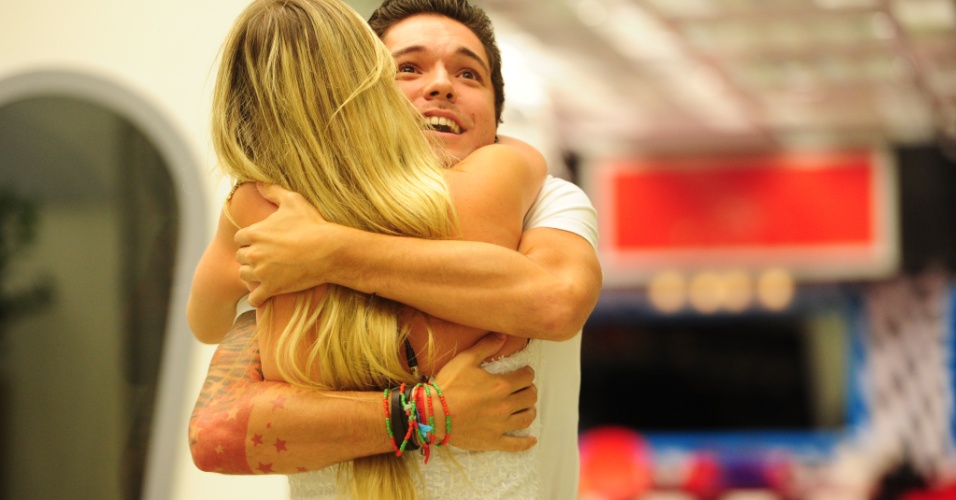 26.mar.2013 - Fernanda e Nasser se abraçam após o anúncio de que Fernanda é campeã do 