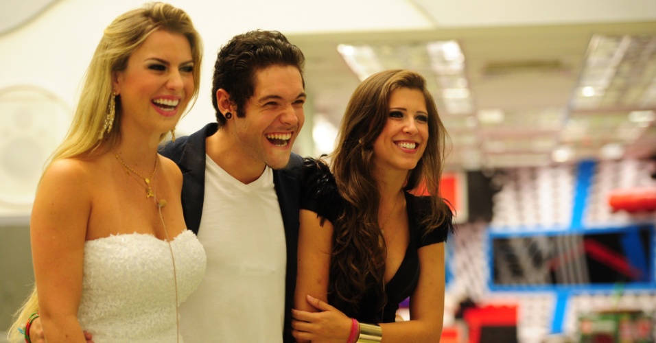 26.mar.2013 - Fernanda, Nasser e Andressa riem dos vídeos feitos para a edição final do "BBB13"