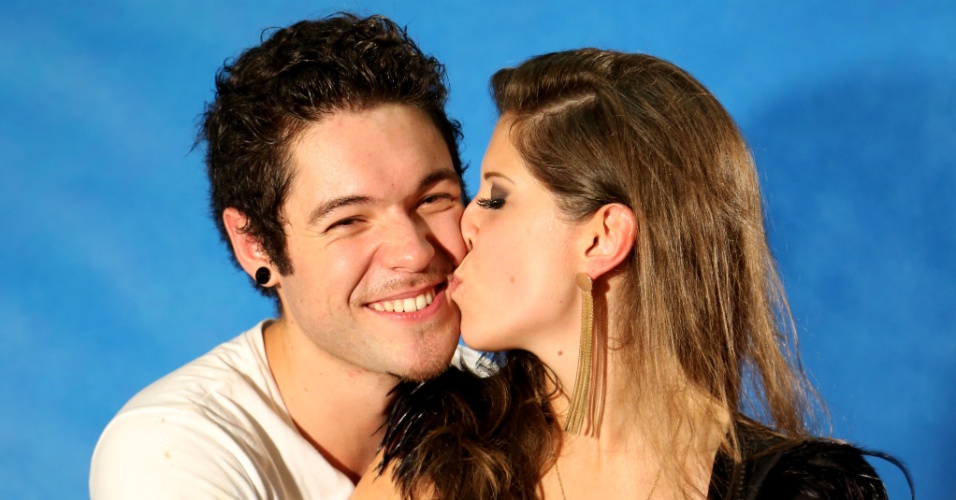 26.mar.2013 - Finalistas, Andressa e Nasser trocam beijos após deixar o programa. O gaúcho ficou em segundo lugar e a paranaense, em terceiro