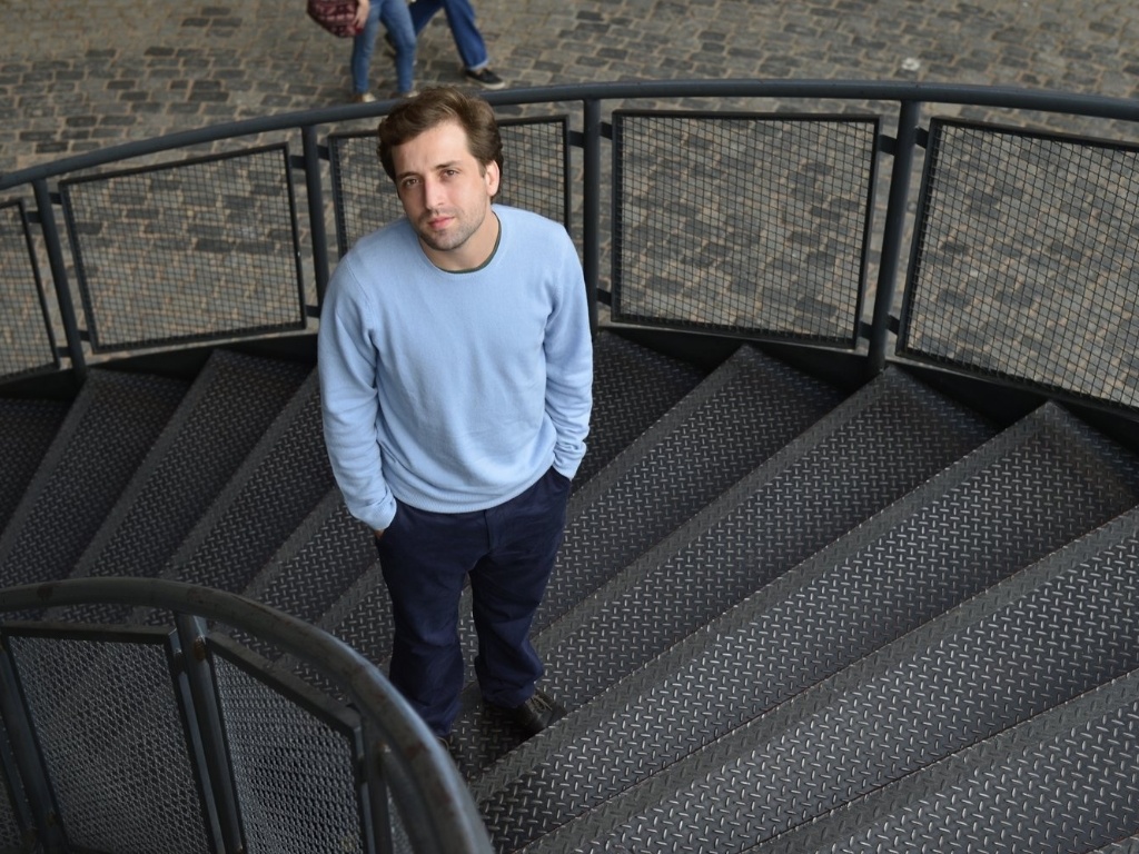 26.mar.2013 - Gregório Duvivier promoveu encontro com a imprensa para falar da peça "Uma Noite na Lua" que está em cartaz no Festival de Teatro de Curitiba - AgNews