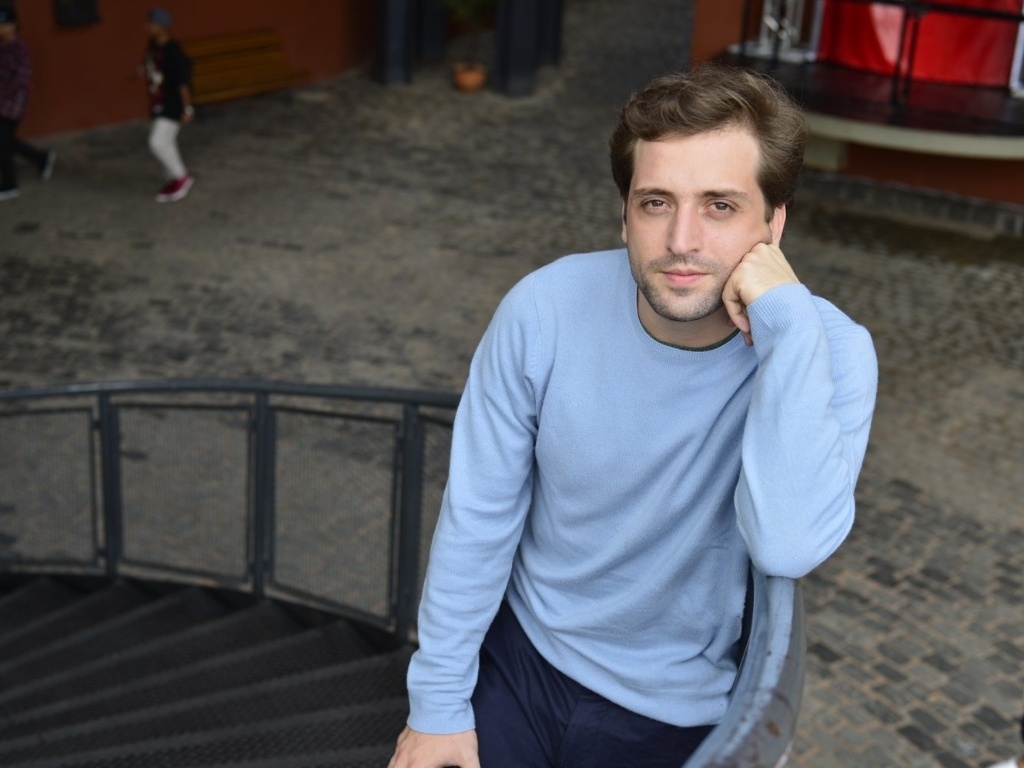 26.mar.2013 - Gregório Duvivier promoveu encontro com a imprensa para falar da peça "Uma Noite na Lua" que está em cartaz no Festival de Teatro de Curitiba - AgNews