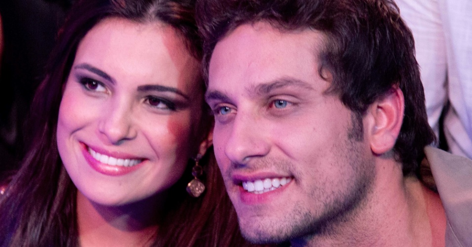 26.mar.2013 - Kamilla e Eliéser, casal do "BBB13", sorriem para fotos na final do reality