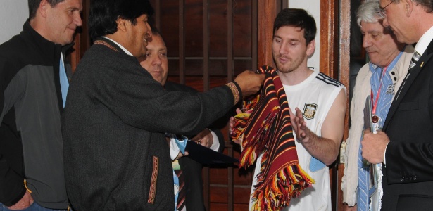 Após o jogo, Lionel Messi ganhou um "poncho" de Evo Morales, presidente da Bolívia - EFE/AGENCIA BOLIVIANA DE INFORMACIONES