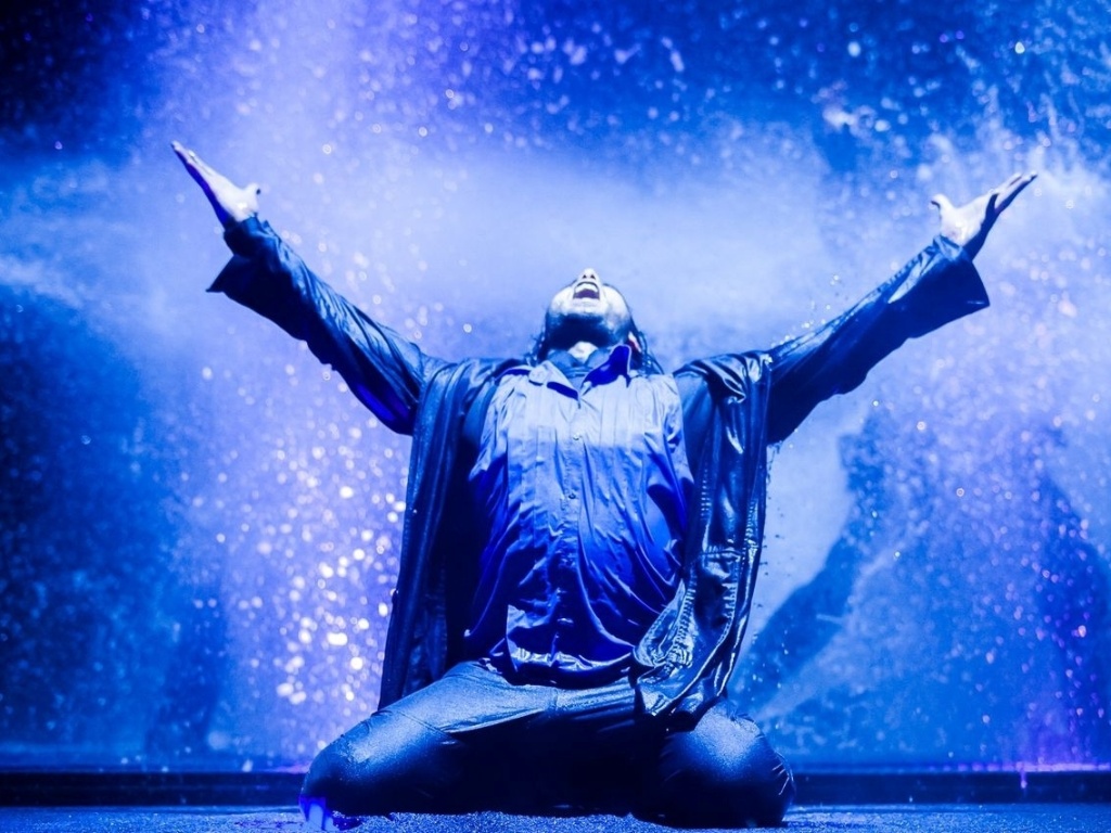 26.mar.2013 - O espetáculo "Homem Vertente" foi encenado, parcialmente, na abertura do 22º Festival de Teatro de Curitiba. A festa de abertura aconteceu na Ópera de Arame. O evento continua até o dia 7 de abril - Divulgação