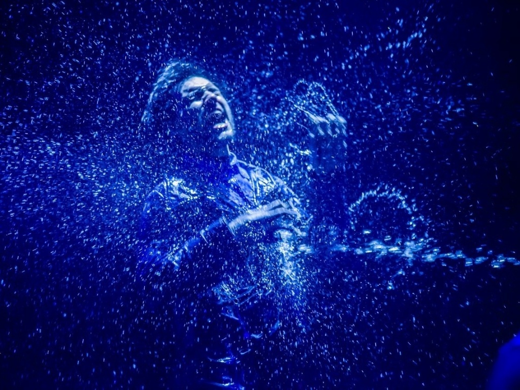 26.mar.2013 - O espetáculo "Homem Vertente" foi encenado, parcialmente, na abertura do 22º Festival de Teatro de Curitiba. A festa de abertura aconteceu na Ópera de Arame. O evento continua até o dia 7 de abril - Divulgação