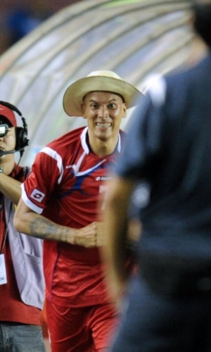 26.mar.2013 - O panamenho Blas Perez comemora seu gol na vitória sobre Honduras com um chapéu panamá