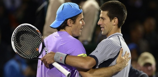 Tommy Haas cumprimenta Novak Djokovic após vitória nas oitavas do Masters 1000 de Miami - Rhona Wise/EFE