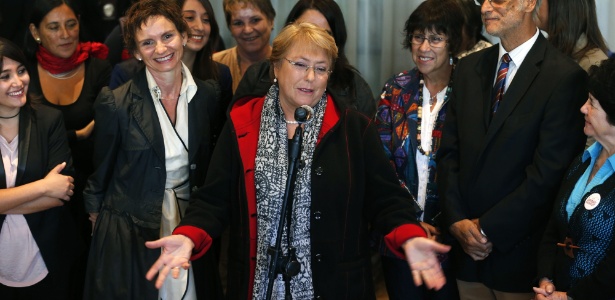 A ex-presidente do Chile Michelle Bachelet anunciou nesta quarta que irá concorrer novamente à Presidência