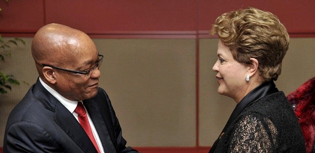 Dilma cumprimenta o presidente da África do Sul, Jacob Zuma, antes da abertura da cúpula anual dos Brics - Efe