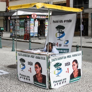 A Rede Sustentabilidade, partido de Marina Silva, monta barraca no Centro de Curitiba (PR) para coletar assinaturas - Joka Madruga/Futura Press