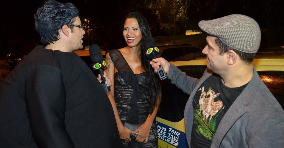 27.mar.2013 - Ariadna é entrevistada por integrantes do Pânico na TV em entrada de casa noturna no Rio de Janeiro