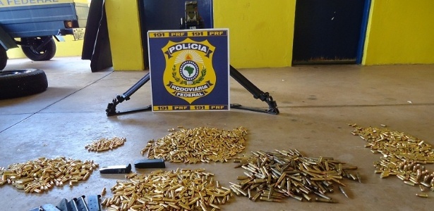 Armas e munição para fuzil e pistolas calibres 9mm, 38, 45 e 40 encontrados pela polícia com uma dupla, na divisa entre São Paulo e Paraná - Divulgação