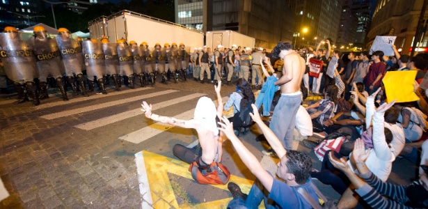 Estudantes protestam contra o aumento das passagens de ônibus em frente à sede da Prefeitura de Porto Alegre (RS) - Vinicius Costa/LLPhoto Press/Futura Press