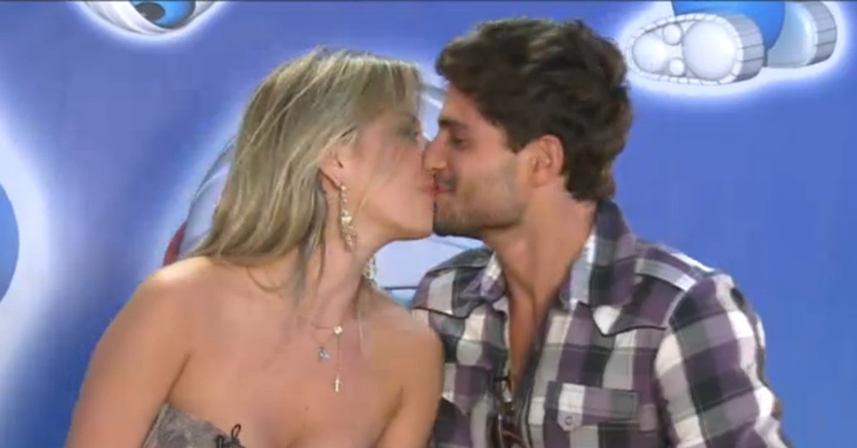 27.mar.2013 - Fernanda e André trocam beijos durante o bate-papo da campeã no site oficial do 