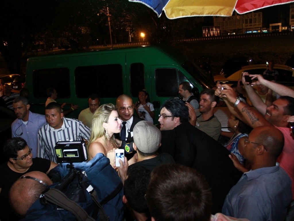 27.mar.2013 - Fernanda é cercada por jornalistas e fotógrafos na chegada à festa de encerramento do 