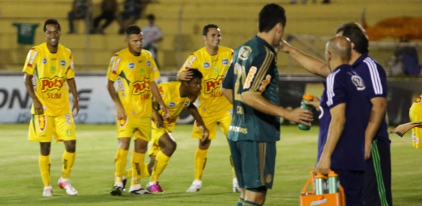 Jogadores do Mirassol comemoram goleada sobre o Palmeiras pelo Paulista  - Agência Estado 
