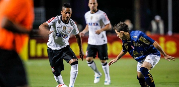 Jorge Henrique tenta a jogada na partida do Corinthians contra a Penapolense - Leandro Moraes/UOL