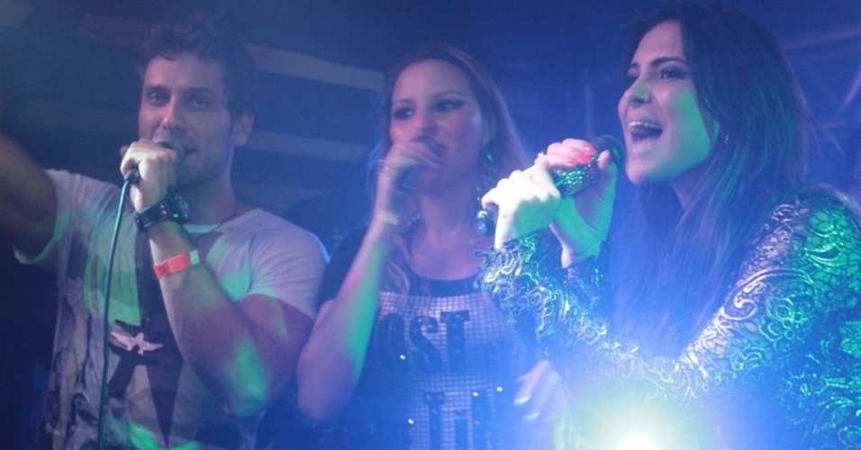 27.mar.2013 - Kamilla (centro) e Eliéser (à esq.) cantam na festa de encerramento do "BBB13"