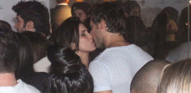 27.mar.2013 - Kamilla e Eliéser se beijam em festa de encerramento do 